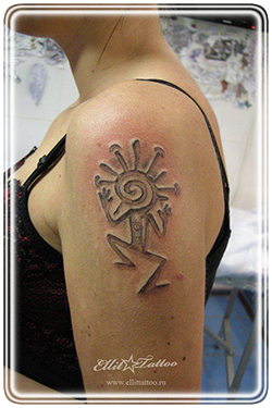 Женская татуировка на плече