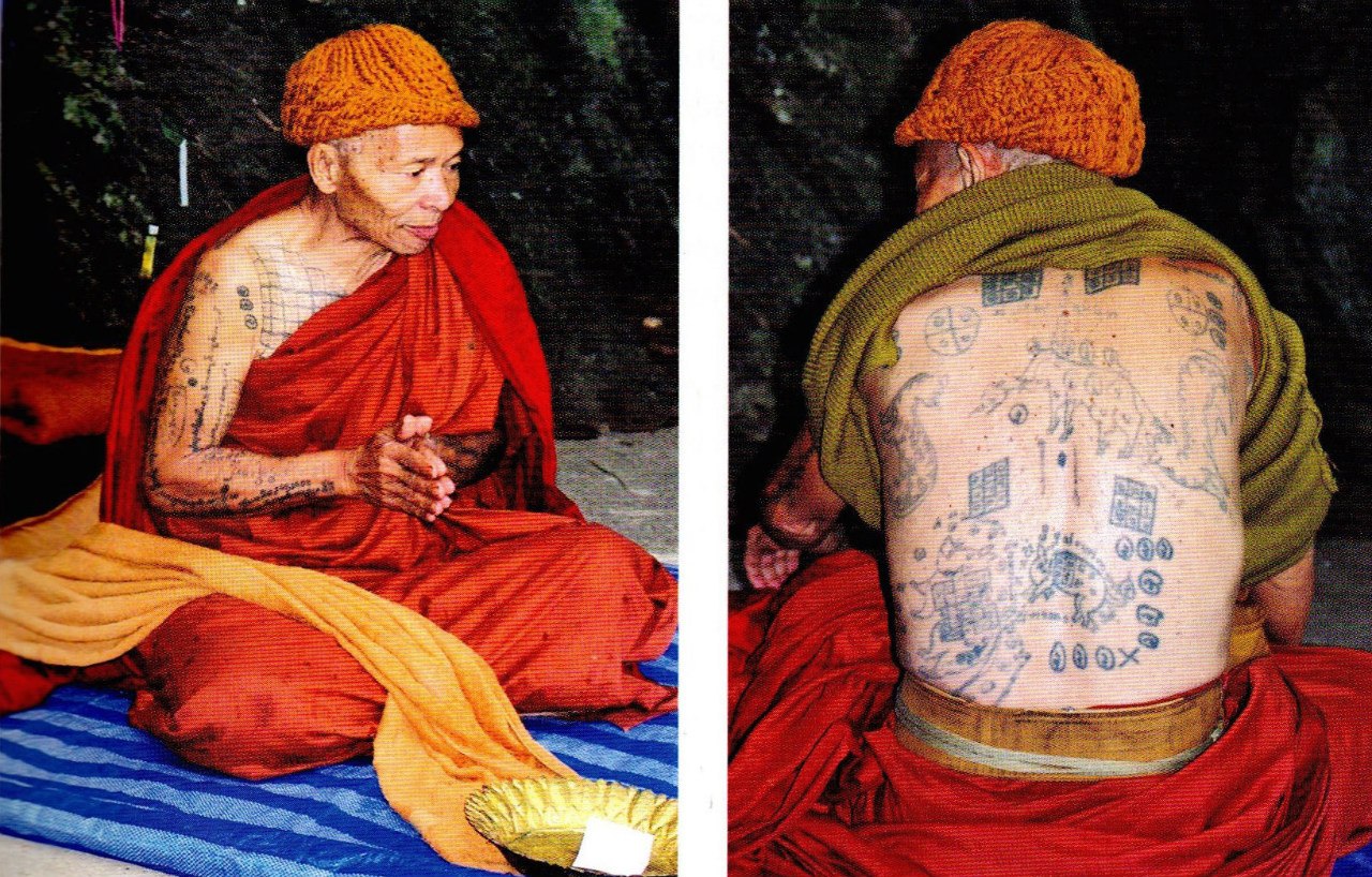 Живущий в пещере монах, с татуировками на спине, ногах и руках.