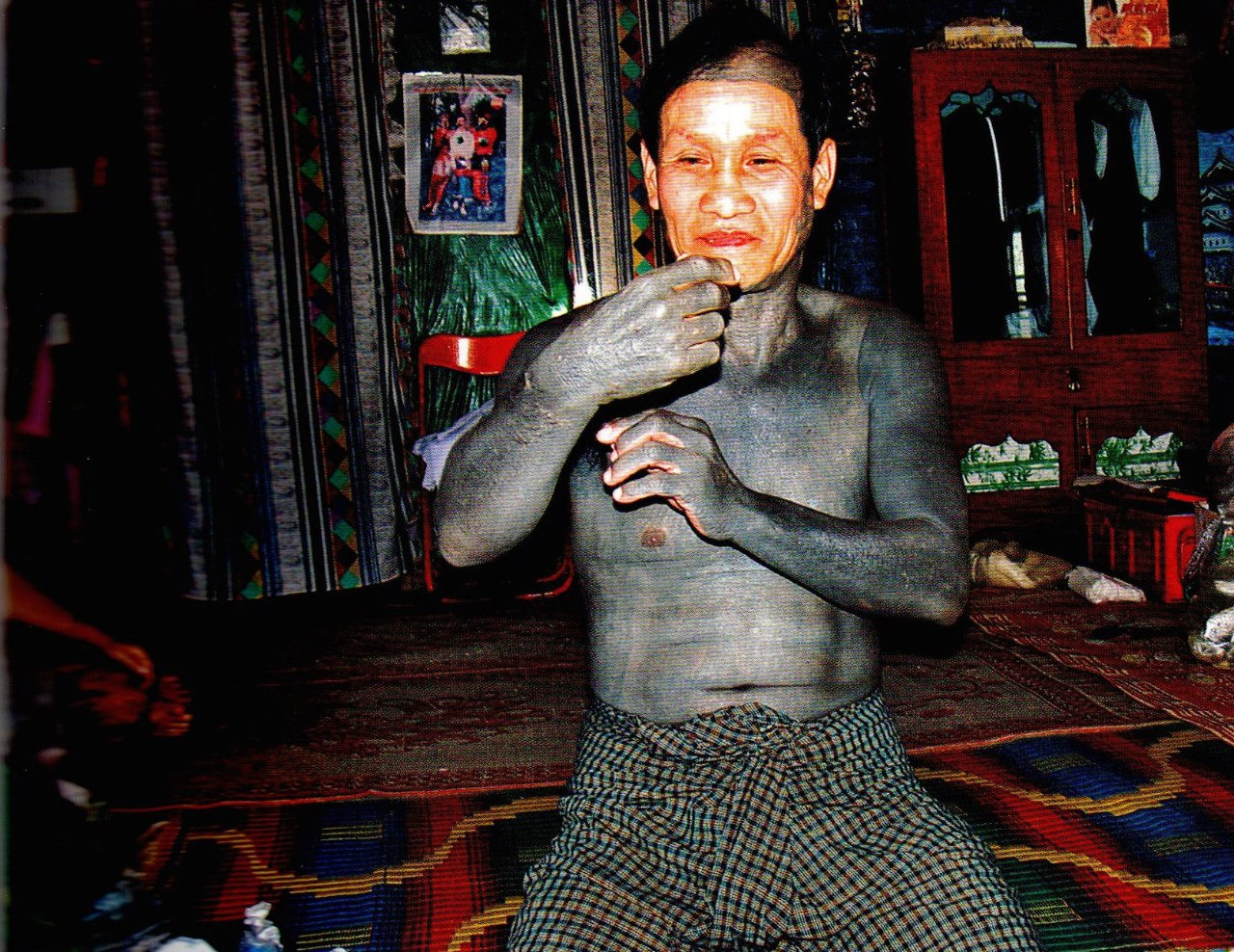 Мастер из Keng Tung носит татуировки по всему телу, за исключением лица.