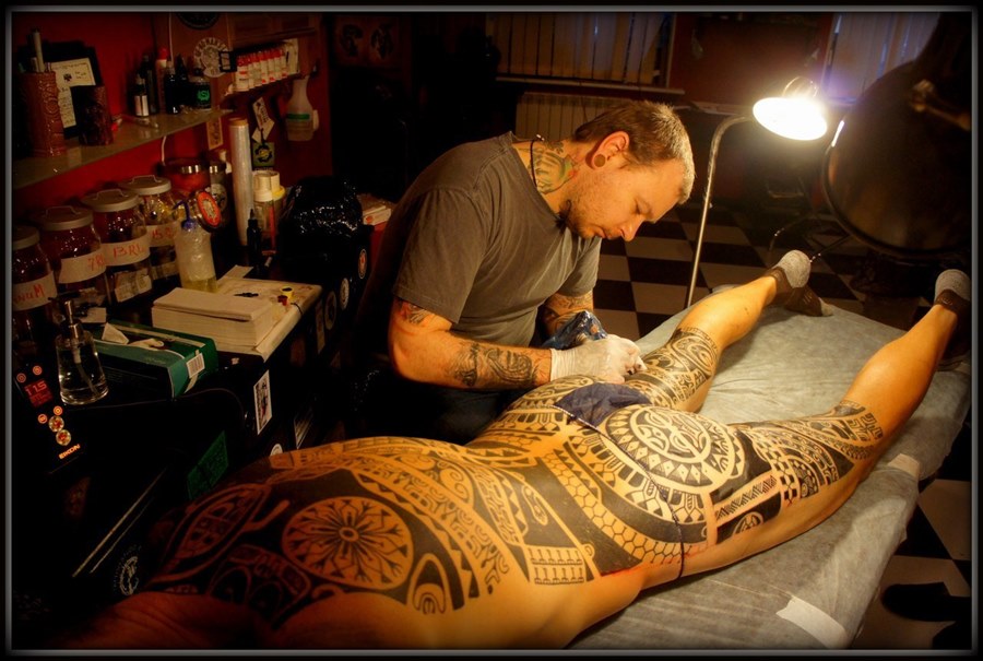 Татуировки делают в салоне