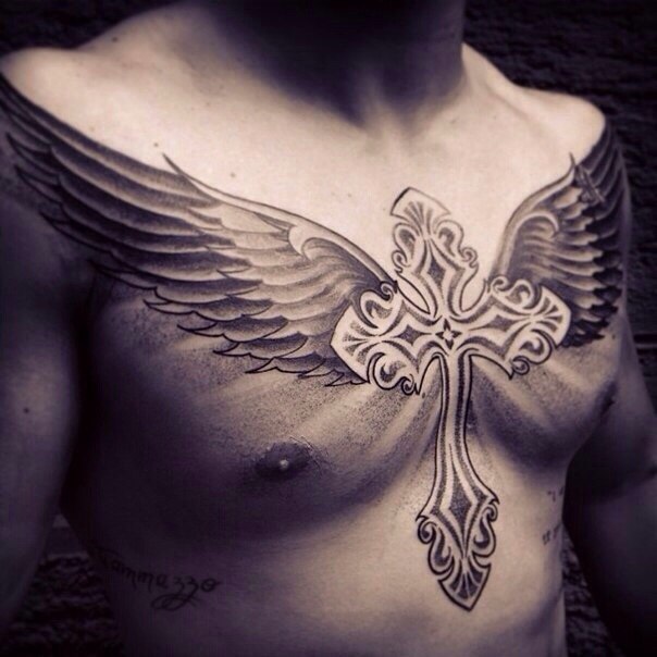 Крест с крыльями тату на грудине
