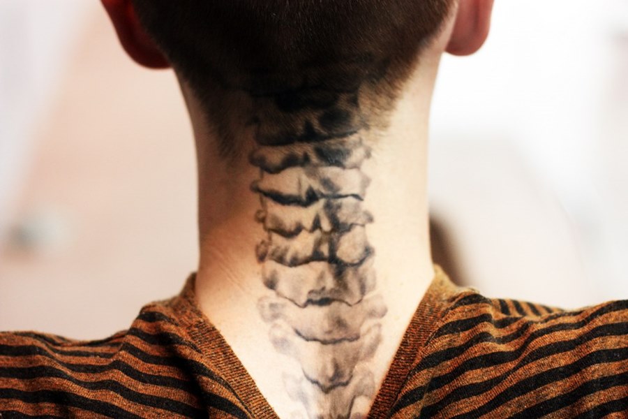 Рот на затылке. Татуировки на шее. Тату на шее мужские. Тату на затылке у мужчин. Крутые Татуировки для мужчин на шее.
