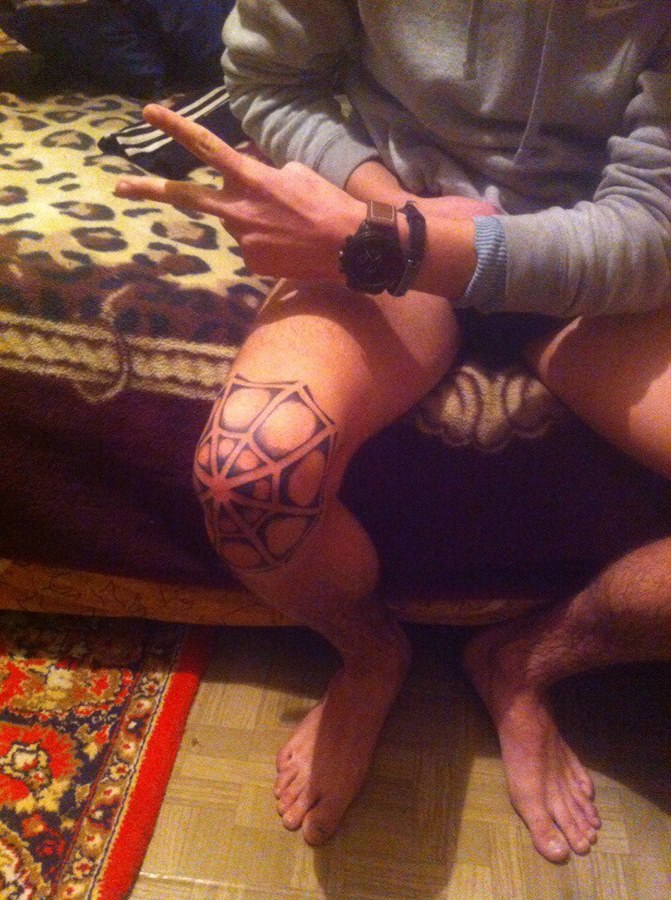 На коленях Tattoo on knee Тату фото. 
