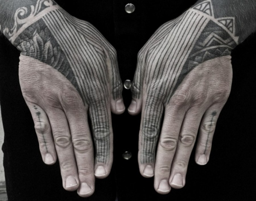One that hand. Тату линии на пальцах. Gothic Tattoo hand. Индиго три руки &Hooper. High Five hand Tattoo.