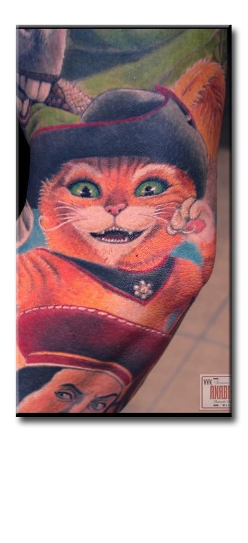 Татуировка кот в сапогах со шпагой