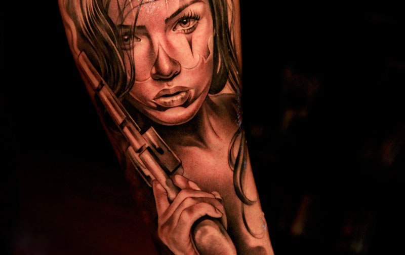 Татуировка девочка с пистолетом