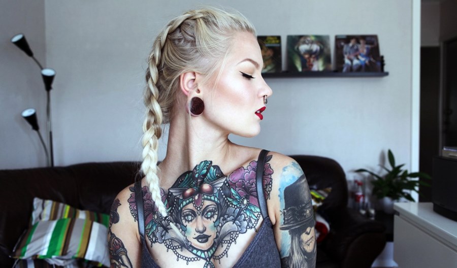 Татуированная блондинка готова