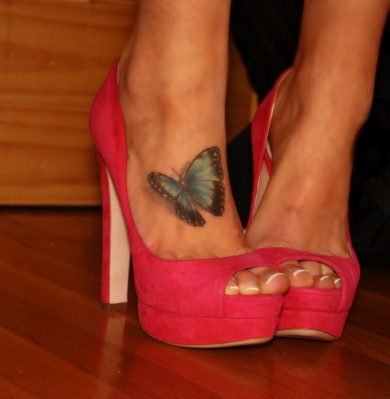 Тату бабочки на ноге для девушек